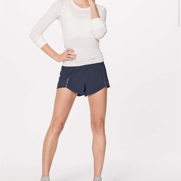 Lululemon Miles Ahead Short (2.5") SZ 4 - Picture 1 of 5